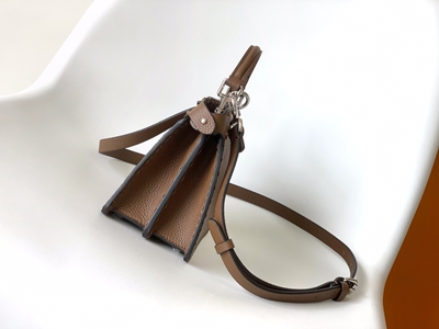 フェンディバッグ側面デザイン